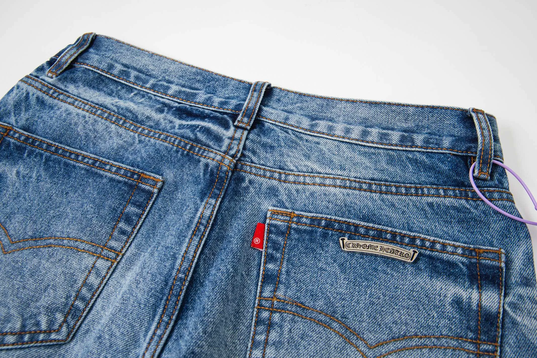 P260 Chrome Hearts Blue Pants Black White Blue Multi-Leather Jeans Top Version Chrome Hearts Jeans with Leather Jeans It is well known that chromehearts jeans use vintage Levis jeans as the base plate for creation. They usually add their own unique silver buckles and silver ornaments, plus leather embellishments. This is what doubles the value of these vintage jeans, because the base plate is Vintage jeans, jeans themselves have become very soft and comfortable after years of baptism, which can be distinguished from ordinary jeans. Regarding the size, you should also refer to the pants data. Style number: 1735# Size: 28 30 32 34 36